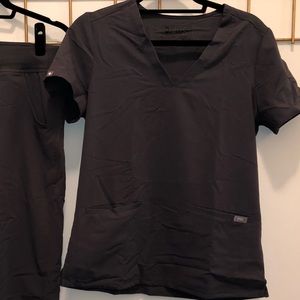 Figs Casma Three Pocket Scrub Top in Dark Gray